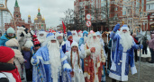 В Йошкар-Оле Деды Морозы шагали по центральным улицам: они поучаствовали в зажжении огней на елке на площади Ленина