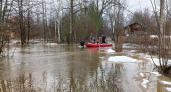 Семью с детьми эвакуировали на лодке из затопленного поселка в Медведевском районе