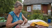 Советскими покрывалами заменила пластиковые панели: как собрать мягкую стену для веранды из старой ветоши