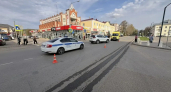 Пешеход в Волжске решил срезать по проезжей части и оказался под колесами иномарки