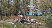 Возле школы №23 в Йошкар-Оле вывалили гору бетонных столбов